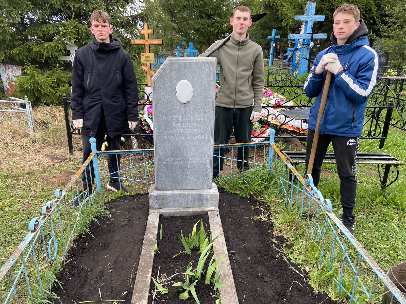 Акция по уборке мест захоронений участников Великой Отечественной войны.